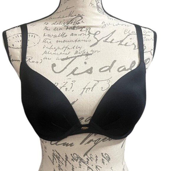 Victoria's Secret Fabulous Plunge Push-Up Bra - Picture 1 of 9